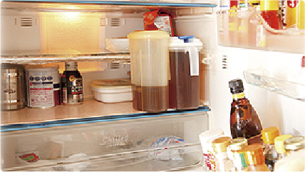 「冷蔵庫にはモノを詰め込みすぎないこと」が鉄則の小松さん。